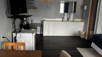 Standard Single Room | Desk, laptop workspace, blackout drapes, iron/ironing board