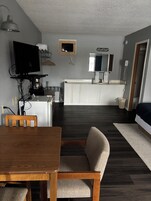 Escritorio, espacio para trabajar con laptop y cortinas blackout 