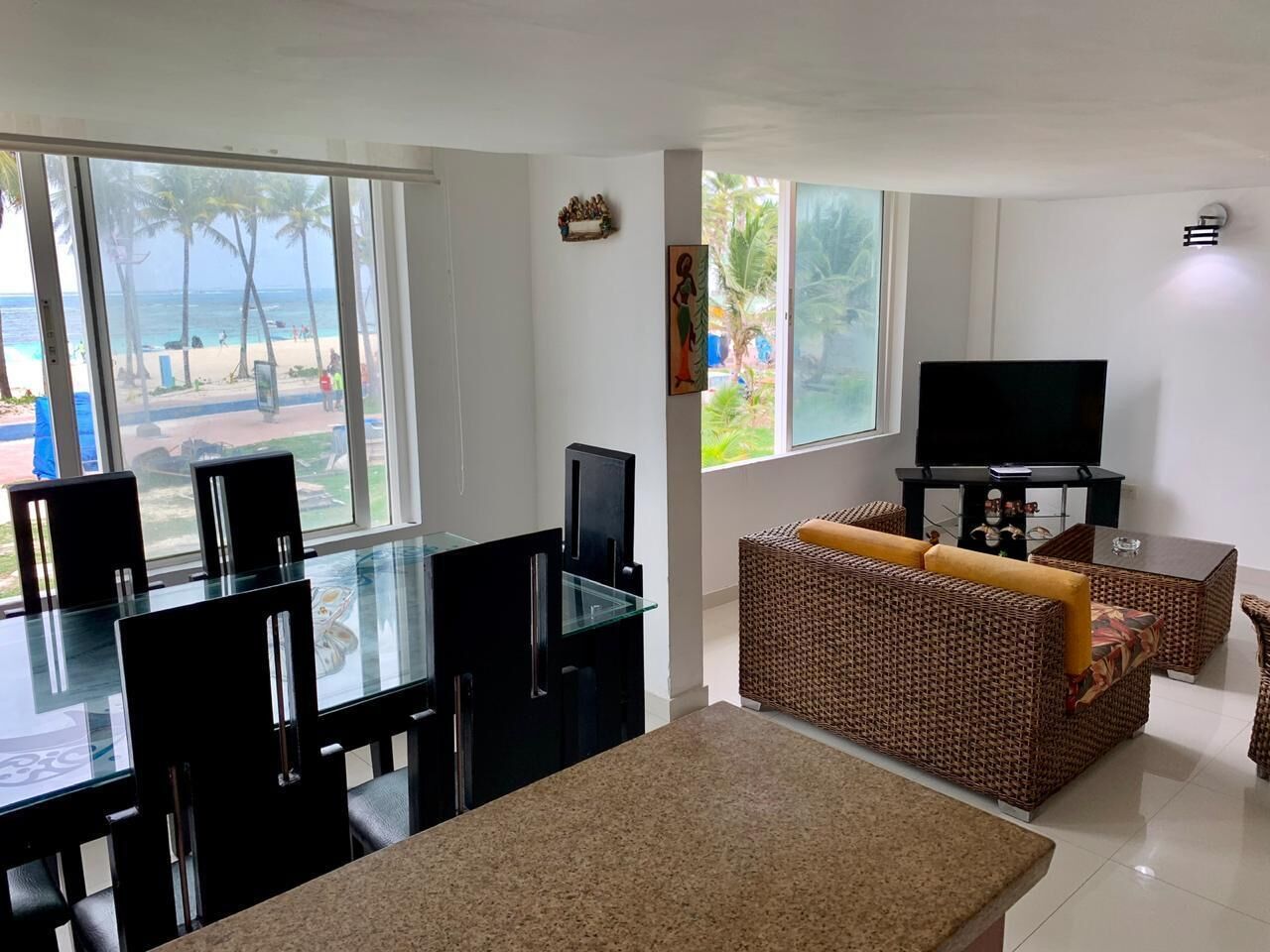 Superior-Apartment, Strandblick | Wohnbereich | 32-Zoll-Smart-TV mit Kabelempfang