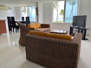 Apartemen Superior, pemandangan pantai | Area keluarga | Smart TV 32-inci dengan saluran TV kabel