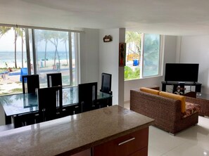 Apartment Beach Ocean View 215 | Living area | 32-inch Smart TV with cable channels - Apartamentos Beach Vista al Mar (San Andrés)