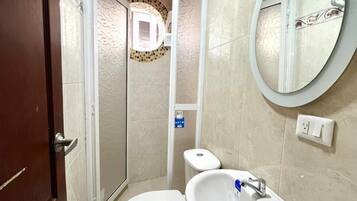 Appartamento Classic, vista mare parziale | Bagno | Doccia, asciugamani, sapone, carta igienica