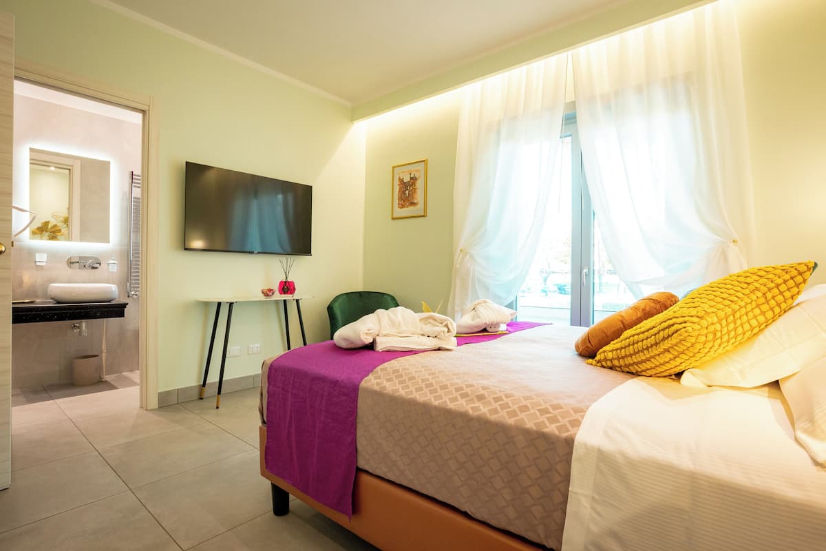 Laptop workspace, soundproofing, iron/ironing board, free WiFi