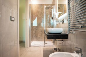 Apartamento clásico | Baño | Ducha, secador de pelo, toallas y jabón