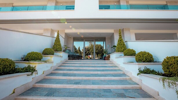 Front of property - Twins Royal Suite (Rome)