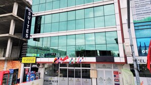 A building with a sign for "POLO SUIT" and "ABAY PREMIUM SHOP". - Polo Suit Otel (Istanbul)