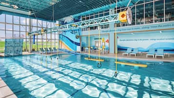 Een binnenzwembad, een seizoensgebonden buitenzwembad