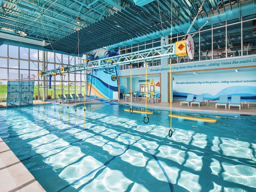 Una piscina cubierta, una piscina al aire libre de temporada