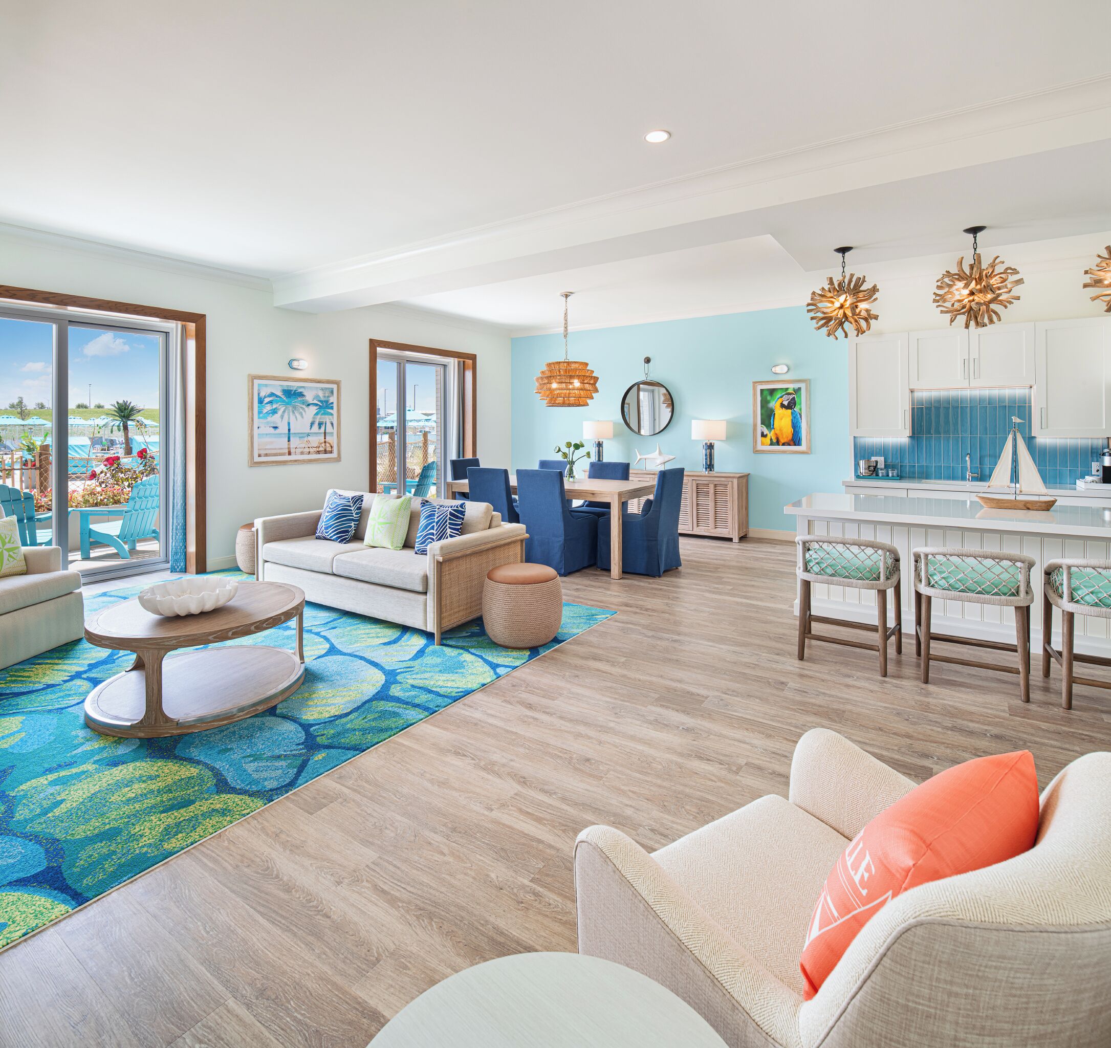 أغطية فراش متميزة وخزنة داخل الغرفة وستائر تعتيم ومكواة/لوح كي