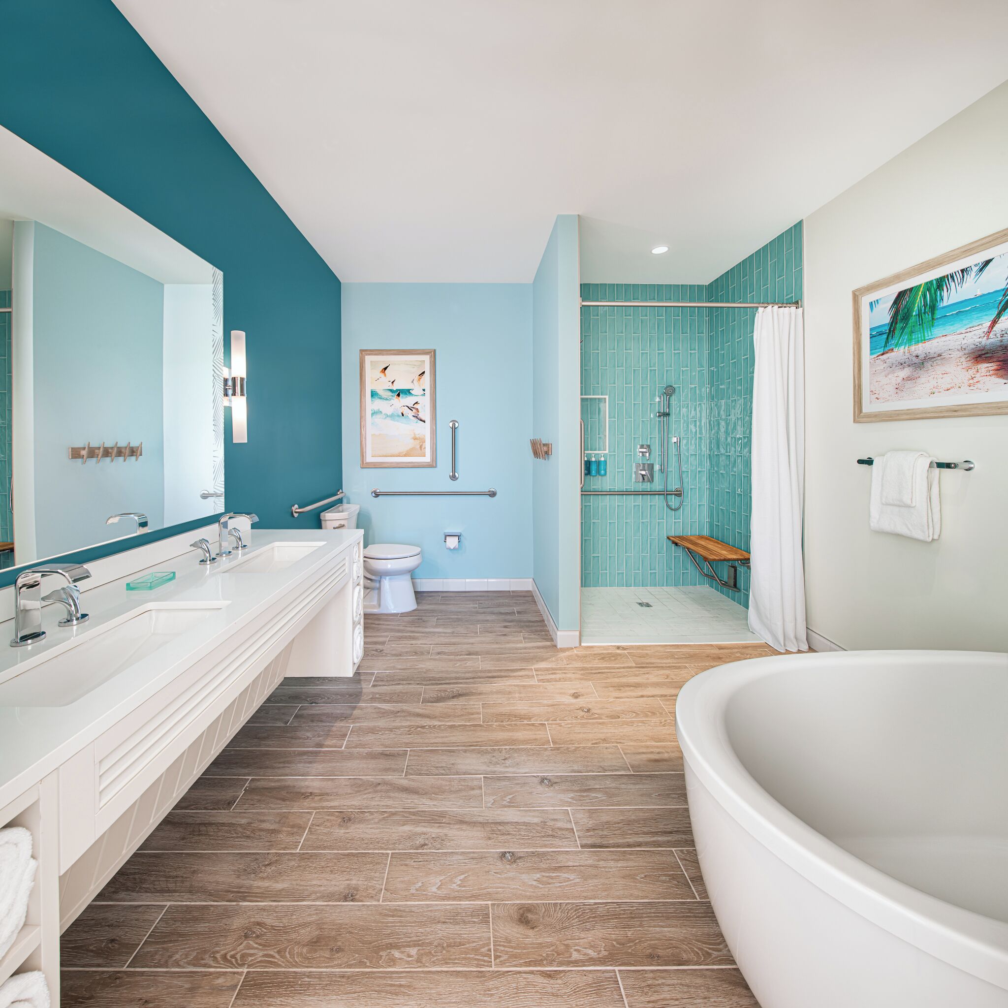 Designer toiletartikelen, een haardroger, badjassen, pantoffels