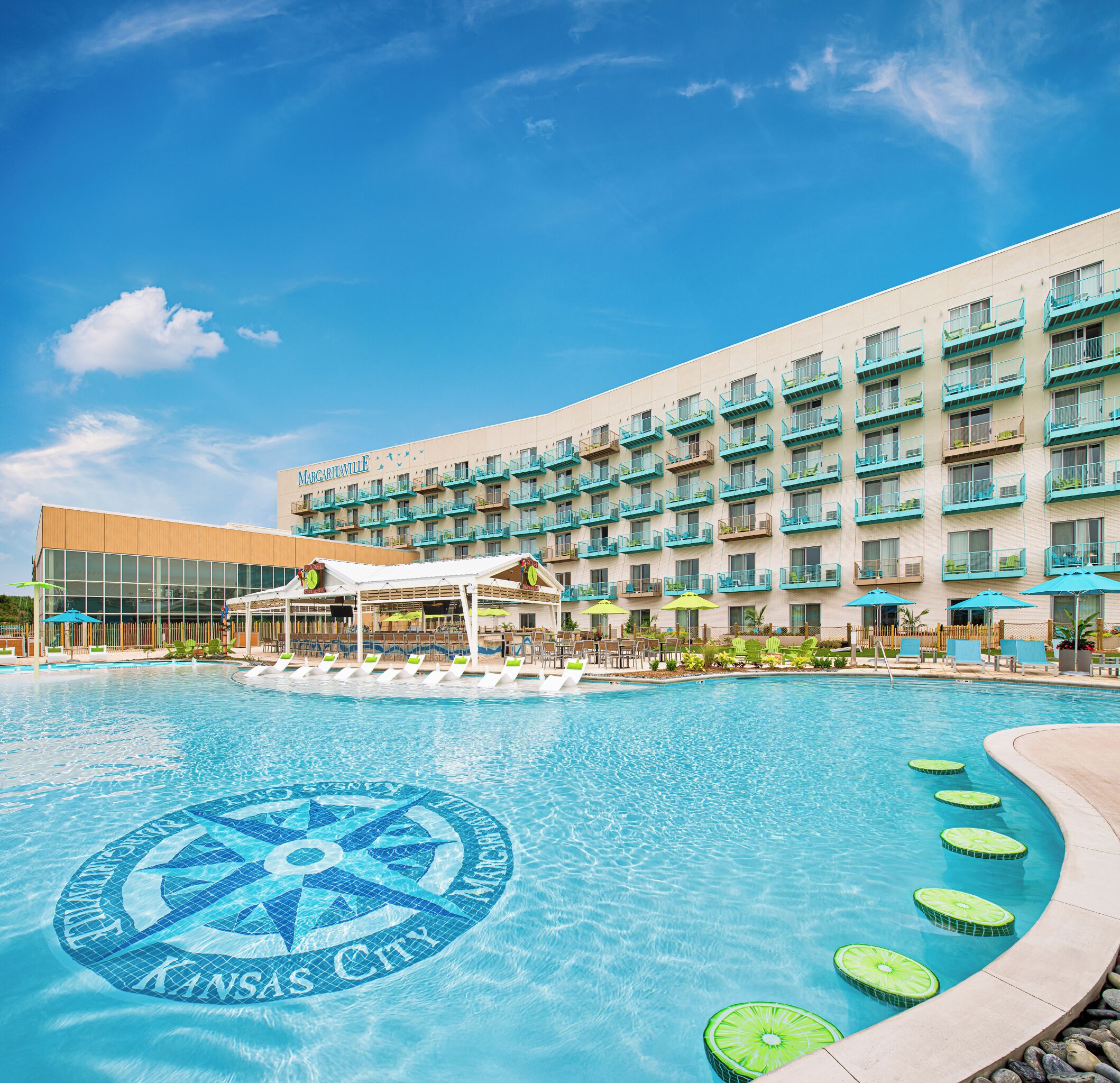 Een binnenzwembad en een seizoensgebonden buitenzwembad