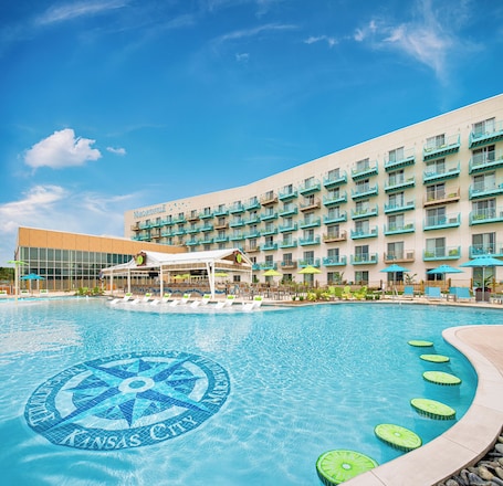 室内游泳池,季节性开放的室外游泳池,10:00 至 22:00 开放, 收费帐篷屋, 池畔遮阳伞. 堪萨斯城玛格丽塔维尔酒店