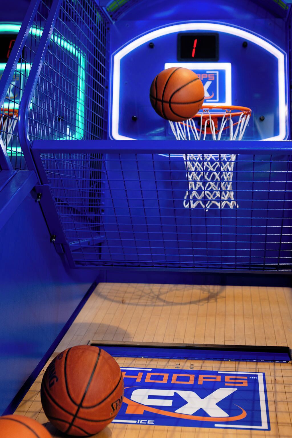 Una cancha de baloncesto con aro y balón.