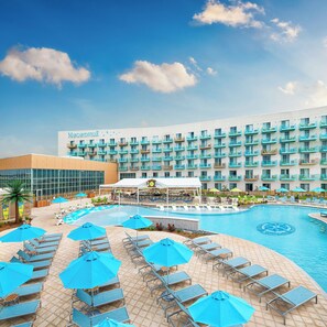 Indoor pool, seasonal outdoor pool, pool cabanas (surcharge) - Margaritaville Hotel Kansas City (Kansas City)
