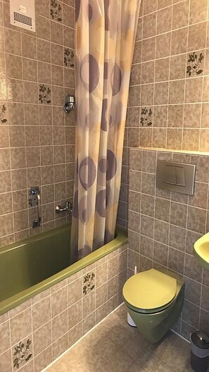 Serviettes fournies, papier toilette