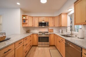 Een koelkast, een microgolfoven, een oven