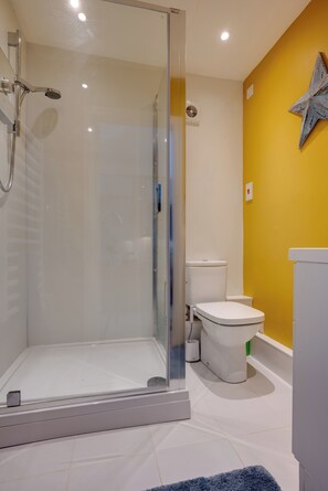 Dusche, Haartrockner, Handtücher, Seife