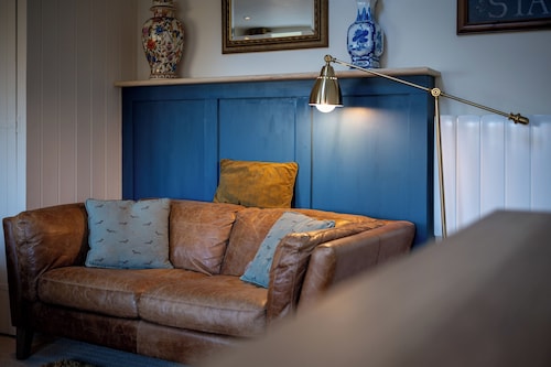 Cosy and Equipped, Pvt Garden, Direct Access to Public Footpath, Dog Friendly.