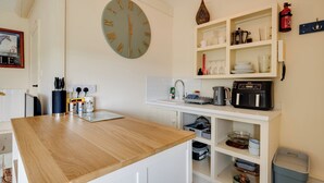 Unclassified image, 5 of 16, button - Cosy and Equipped, Pvt Garden, Direct Access to Public Footpath, Dog Friendly. (Winston)