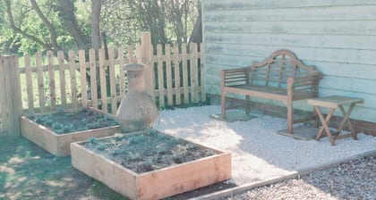 Cosy and Equipped, Pvt Garden, Direct Access to Public Footpath, Dog Friendly.