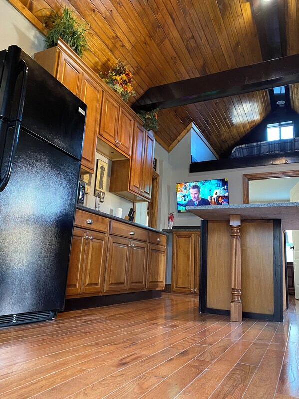 Microwave, oven, stovetop, coffee/tea maker - 2-bedroom with a loft . Only a block away from the ATV/hiking trails !!! (LaFollette)