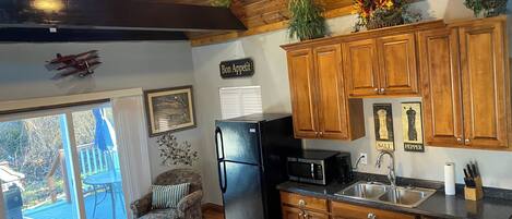 Mikroaaltouuni, uuni, liesi, kahvin-/teenkeitin