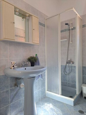 Shower, towels, toilet paper - Villa Mary Stella in Platanos Leros (Leros)