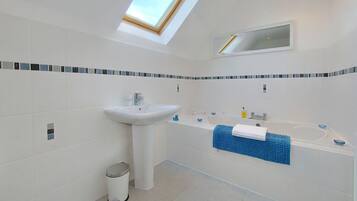 Secador de pelo, toallas