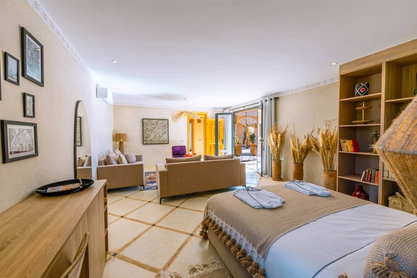 1 slaapkamer, een kluis op de kamer, een bureau, reisbedje