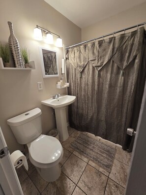 Haartrockner, Handtücher, Seife, Toilettenpapier