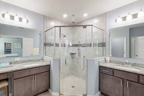 Amenidades de baño gratuitas, jabón, shampoo, papel de baño