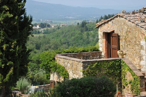 4-bedroom stonehouse with stunning pool in the Chianti countryside with WiFi, AC