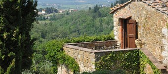 4-bedroom stonehouse with stunning pool in the Chianti countryside with WiFi, AC