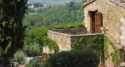 4-bedroom stonehouse with stunning pool in the Chianti countryside with WiFi, AC