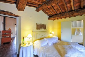 4 bedrooms, travel cot, free WiFi, bed sheets - 4-bedroom stonehouse with stunning pool in the Chianti countryside with WiFi, AC (Radda in Chianti)