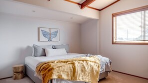 4 bedrooms, iron/ironing board, free WiFi, bed sheets - Everlong Mollymook - Spacious Home on Beachside Golf Course with Ocean views (Mollymook)