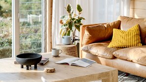TV connectée, table de tennis de table, livres