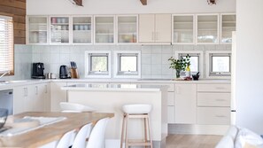 Fridge, microwave, oven, stovetop - Everlong Mollymook - Spacious Home on Beachside Golf Course with Ocean views (Mollymook)