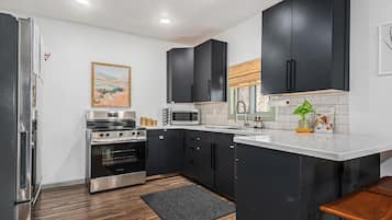 Frigorífico, microondas, placa de cocina y cafetera o tetera