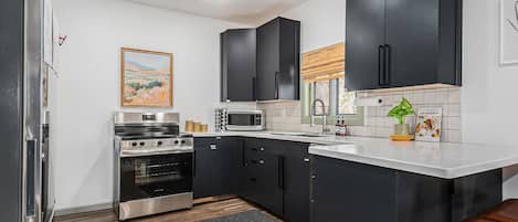 Refrigerador, microondas, placa de cocina, cafetera/tetera