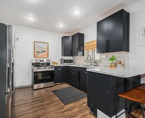 Réfrigérateur, four à micro-ondes, surface de cuisson, cafetière-théière