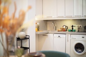 Geladeira, micro-ondas, cooktop, lava-louças