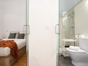 Shower, hair dryer, towels - Apartment + Office area in Centro, Madrid (MADRID)