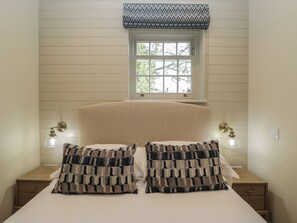 2 bedrooms, individually decorated, individually furnished, free WiFi - Holly (Newbury)