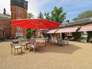 Cottage | Outdoor dining - Oak (Newbury)