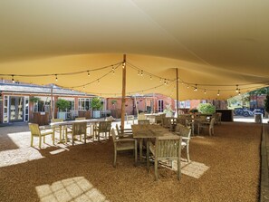 Outdoor dining - Oak (Newbury)