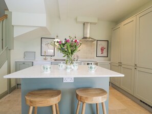 Dishwasher, cookware/dishes/utensils - Oak (Newbury)