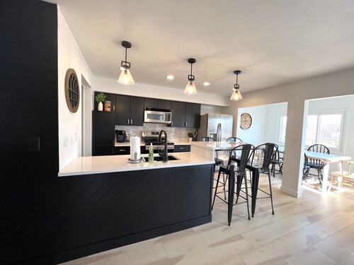 Harborview on the water-sleeps 24 w/8 King Suites!