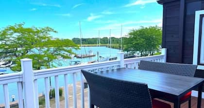 Harborview on the water-sleeps 24 w/8 King Suites!