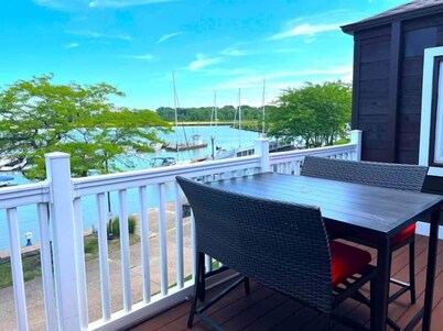 Harborview on the water-sleeps 24 w/8 King Suites!